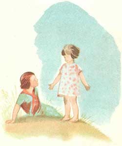 Чистая девочка на поляне с мамой