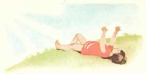 Девочка на полянке вытянула ладошки к солнцу