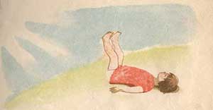 Девочка на полянке загорает пятками